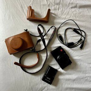 LEICA D-LUX 6 DIGITAL CAMERA WITH LEATHER CASES AND ALL ORIGINAL PARTS